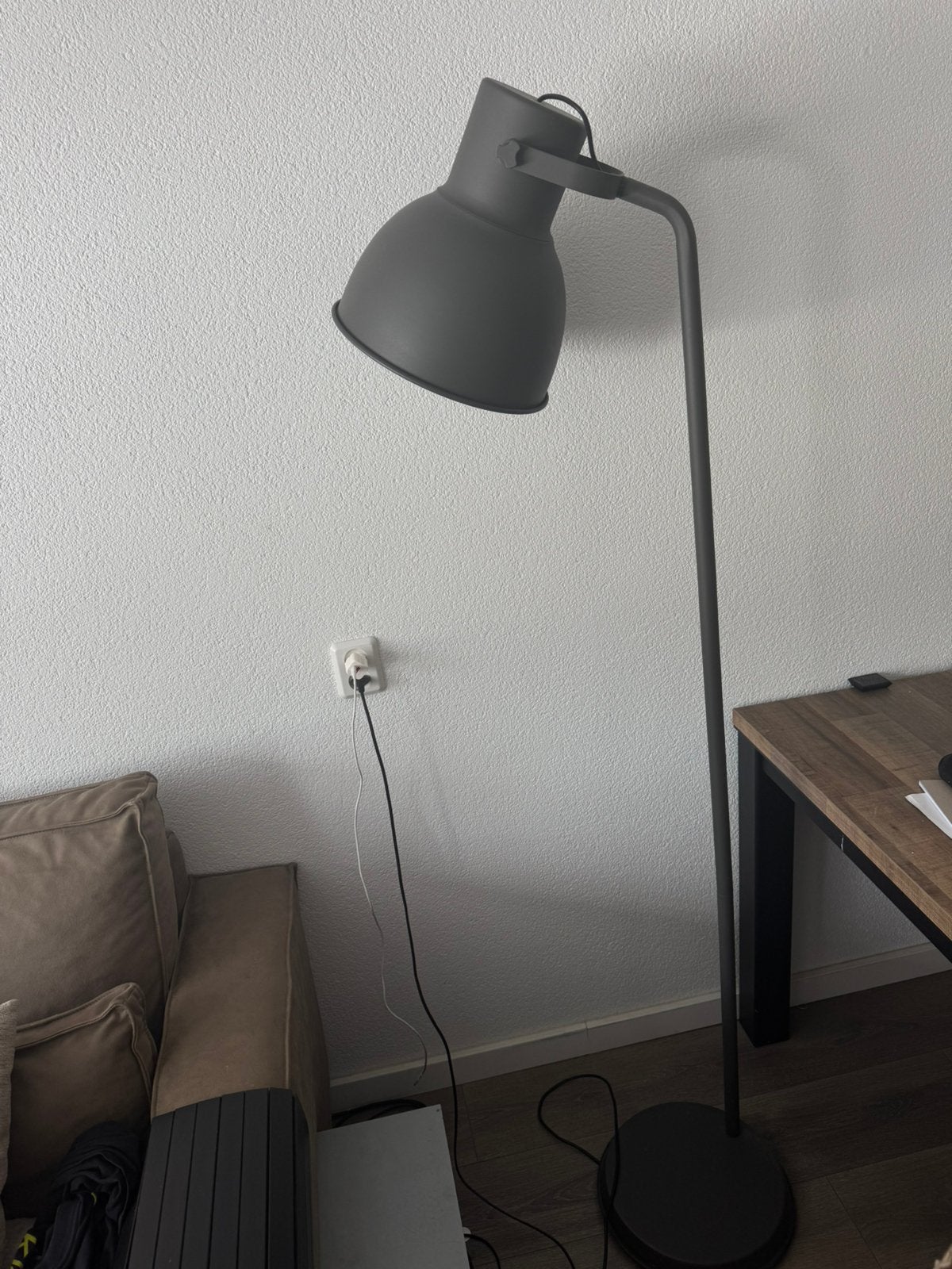 Staande vloerlamp HEKTAR donkergrijs, Huis en Inrichting, Lampen | Vloerlampen, Ophalen of Verzenden, Zo goed als nieuw, 150 tot 200 cm