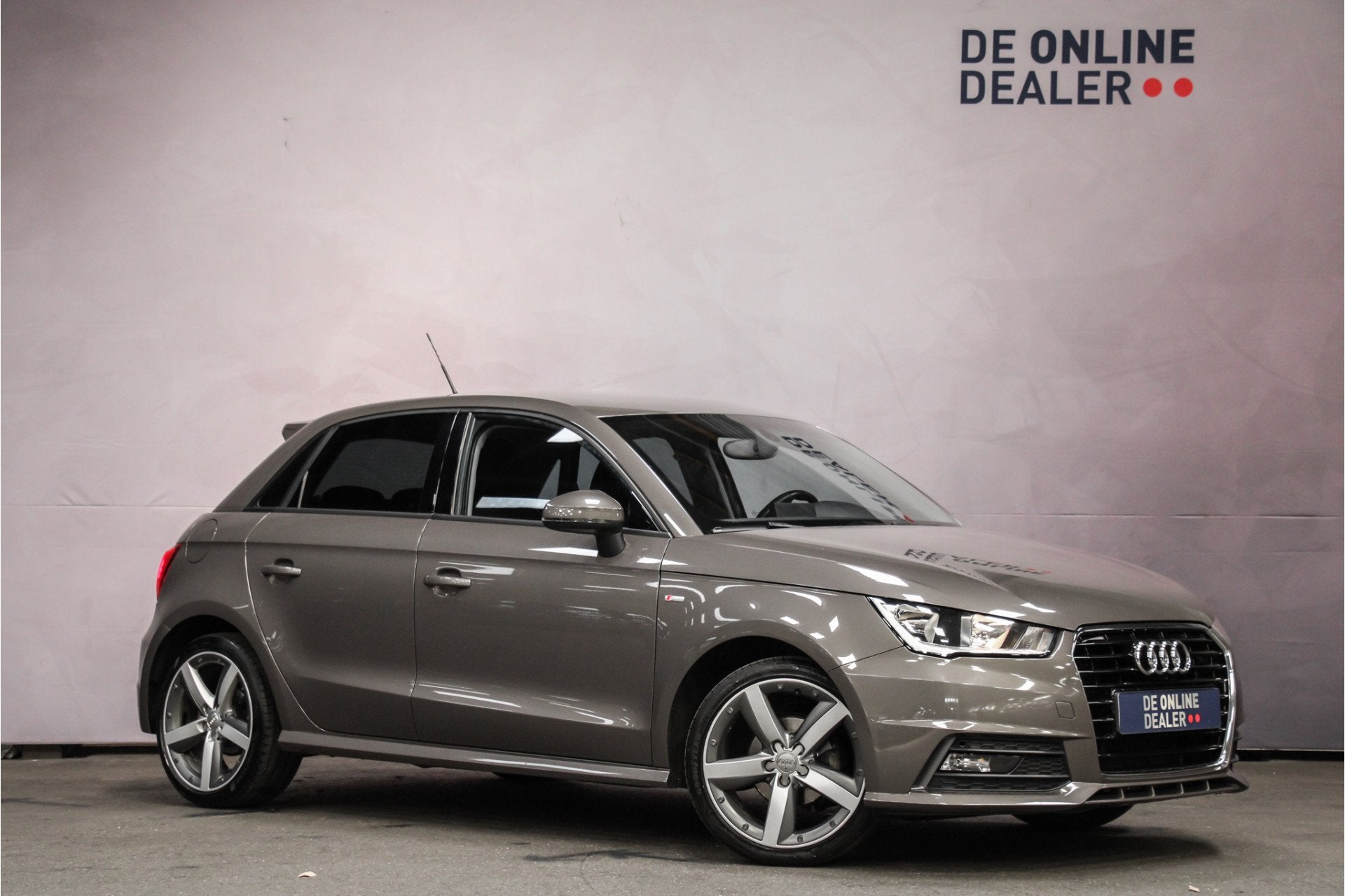 Audi A1 Sportback 1.0 TFSI AUT S-Line |17inch|Clim|Navi, Auto's, Audi, Euro 6, 580 kg, Bruin, 4 stoelen
