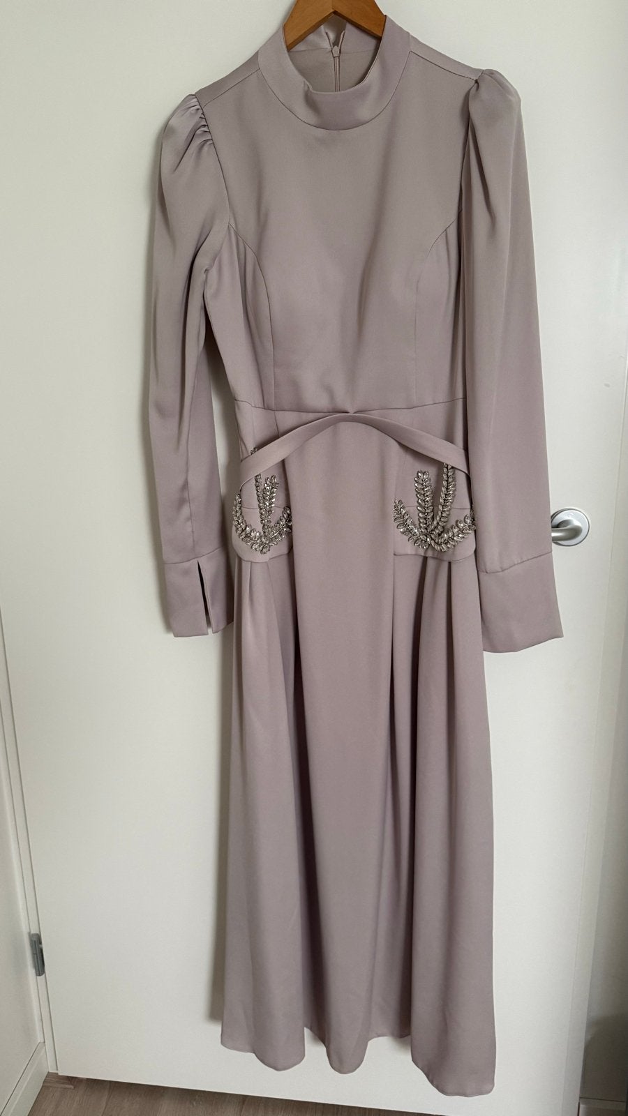 Leyna dresses jurk met strass details - Maat 36 (S), Beige, Ophalen of Verzenden, Zo goed als nieuw, Maat 36 (S)
