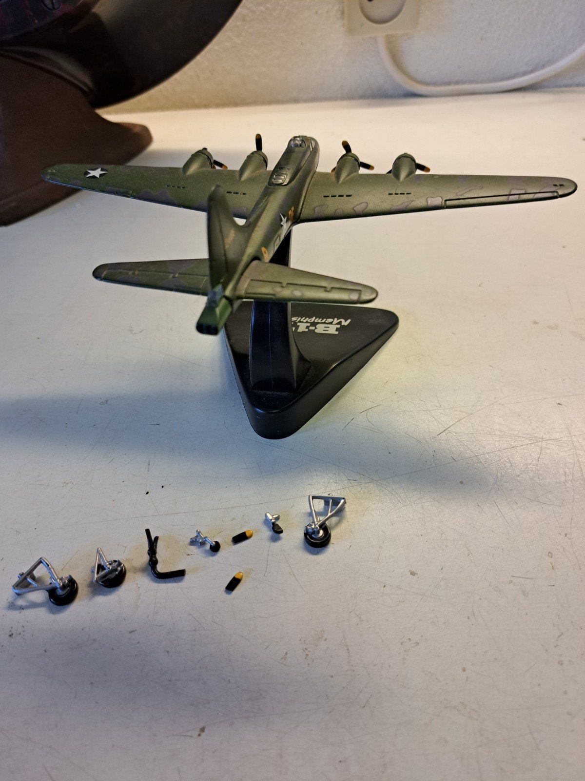 B-17F Memphis Belle modelvliegtuig met standaard, Overige merken, 1:144 tot 1:200, Gebruikt, Ophalen of Verzenden