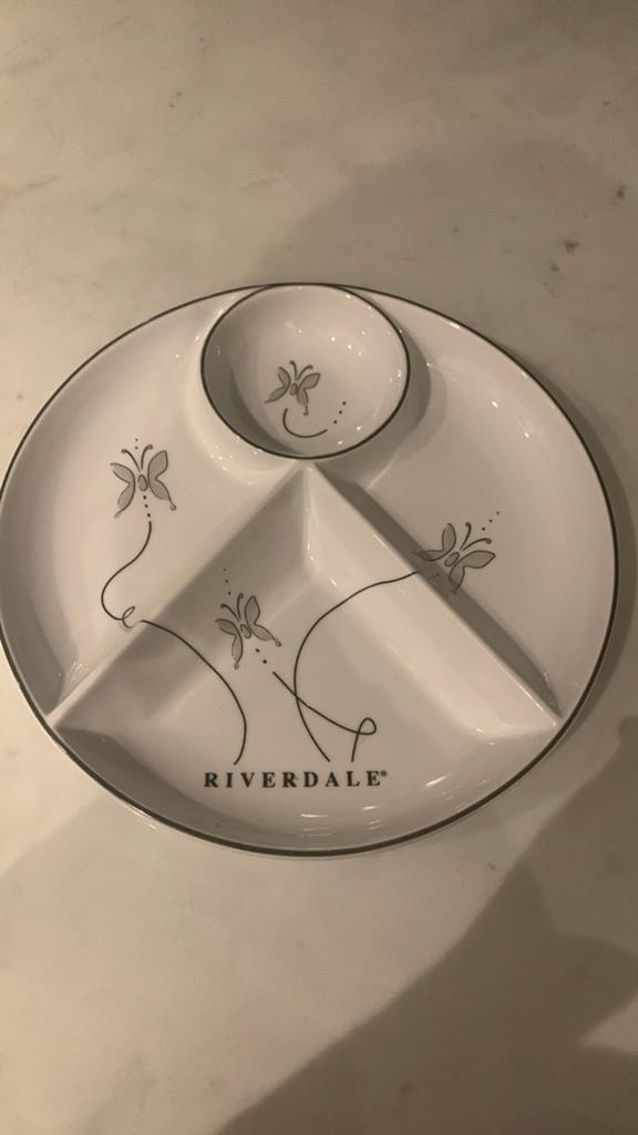 Riverdale serveerschaal met vlinderdecoratie, Keramiek, Ophalen of Verzenden, Overige stijlen, Schaal of Schalen