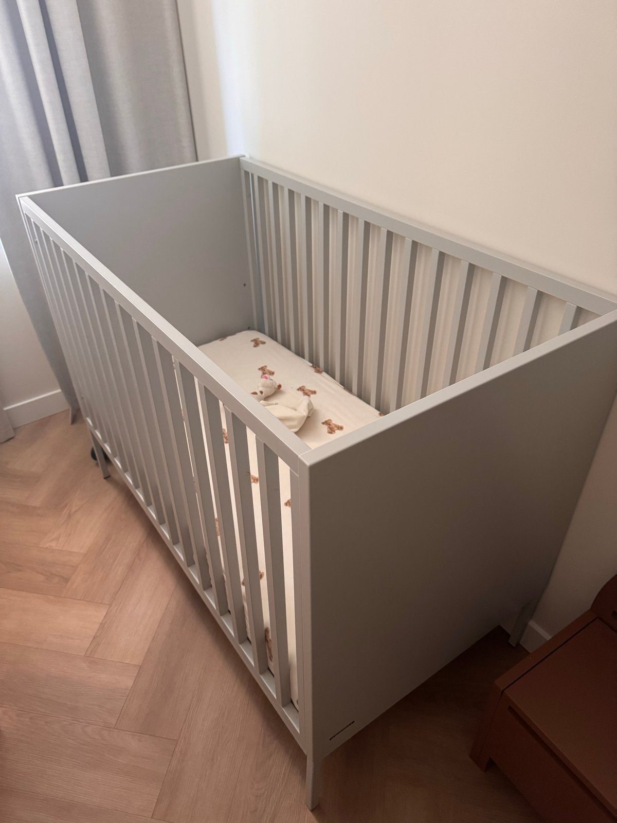 Kidsmill Amy Ledikant Grijs 60x120 cm met Pretura Matras, Ophalen, Gebruikt, Lattenbodem, Minder dan 140 cm
