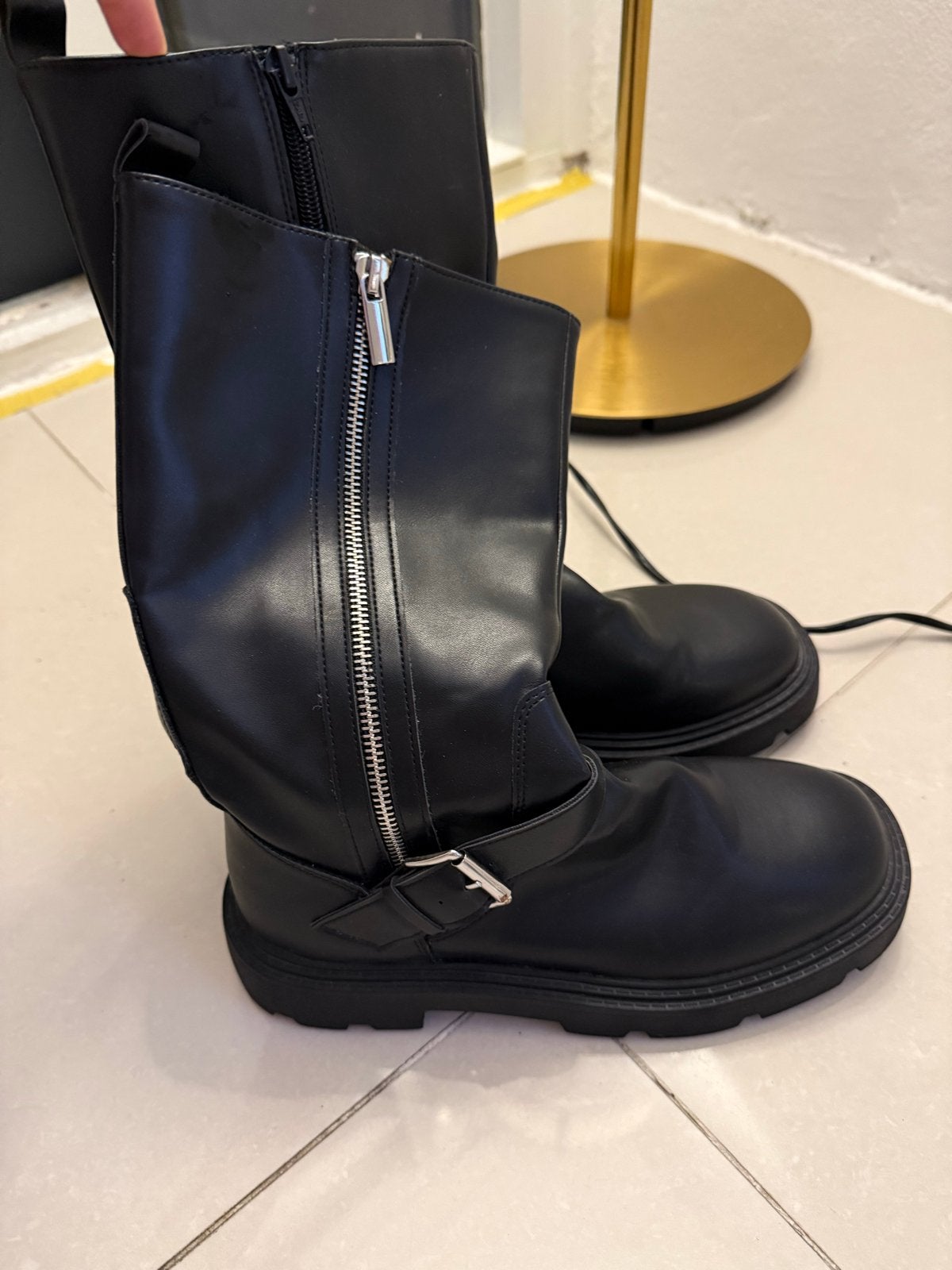 Zwarte Zara laarzen met rits en gesp, maat 38, Kleding | Dames, Ophalen of Verzenden, Zo goed als nieuw, Zwart, Lage of Enkellaarzen