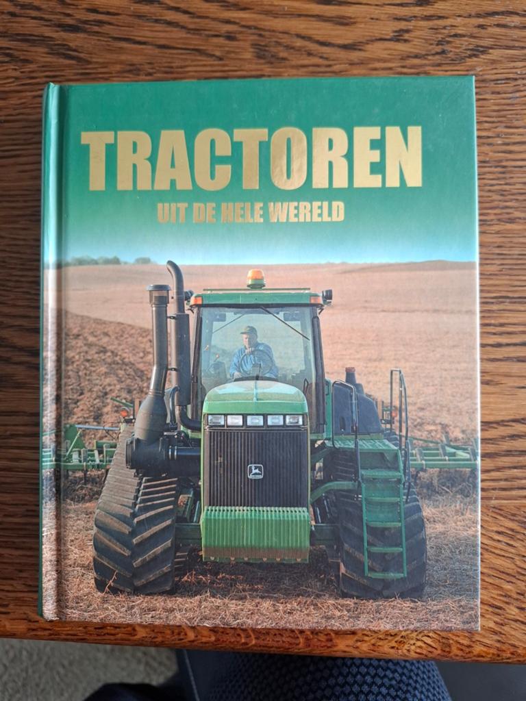 Boek over tractoren., Ophalen of Verzenden, Zo goed als nieuw