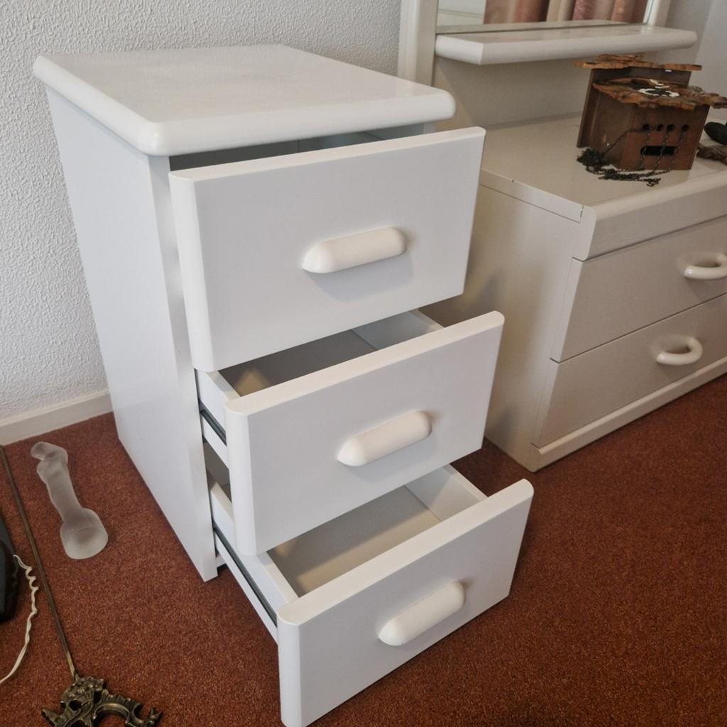 Wit nachtkastje met 3 laden, Huis en Inrichting, Kasten | Ladekasten, Ophalen, Overige materialen, Minder dan 50 cm, Gebruikt