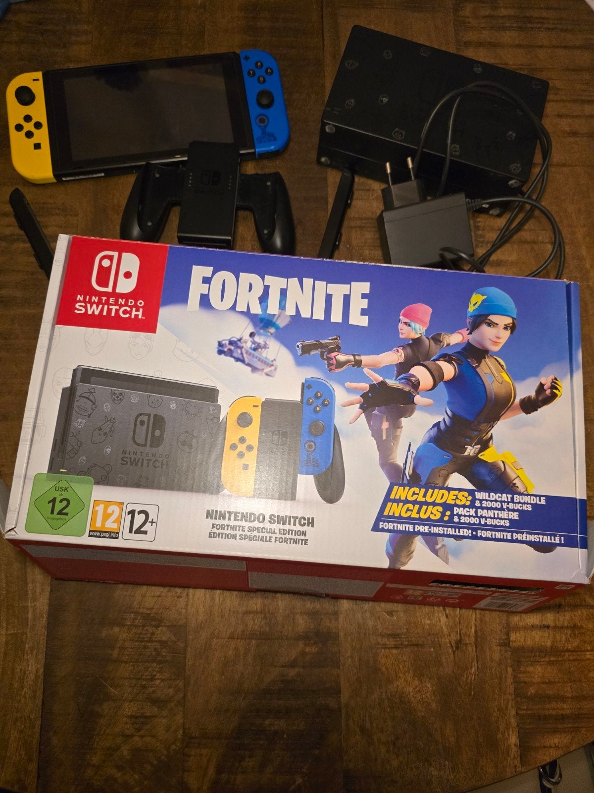 Nintendo Switch Fortnite Special Edition, Spelcomputers en Games, Ophalen of Verzenden, Zo goed als nieuw, Met 2 controllers, Switch Original