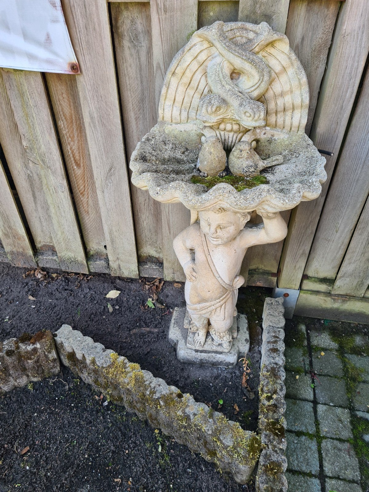 Stenen tuinbeeld met vogels en cherubijn, Ophalen of Verzenden, Gebruikt, Steen, Mensenbeeld