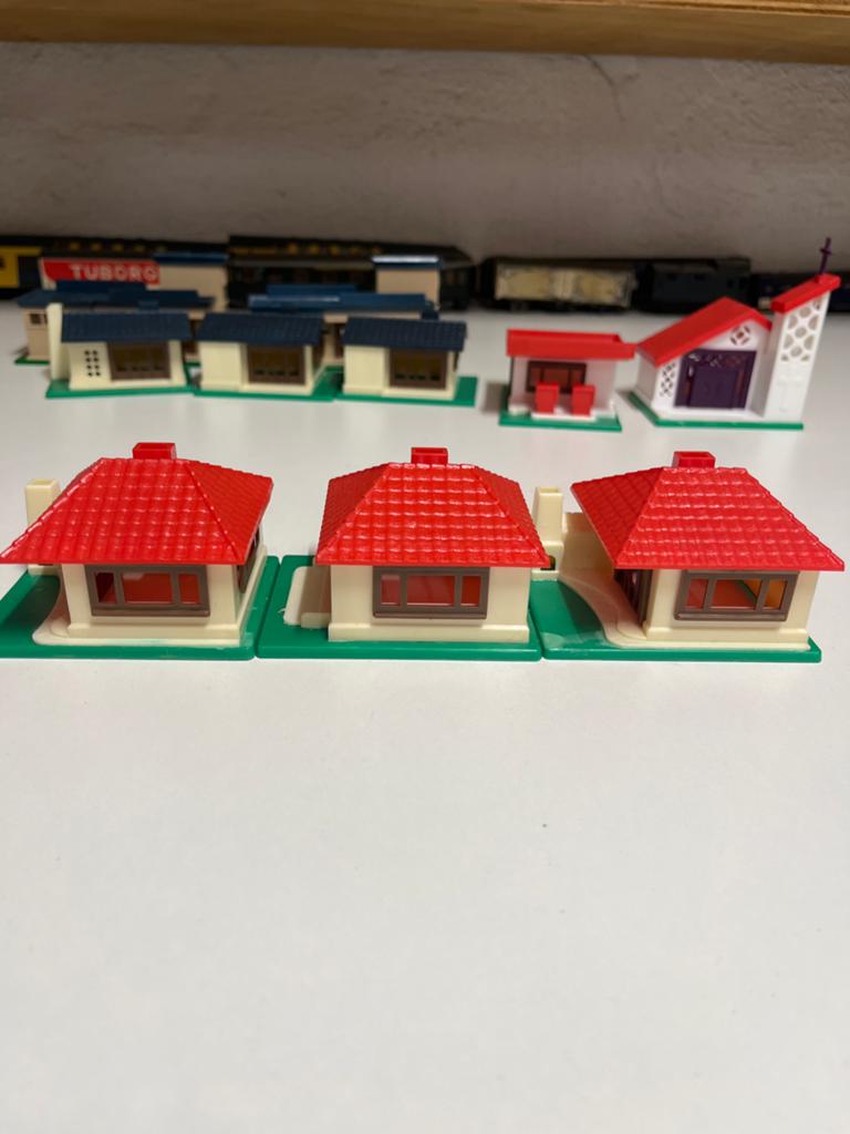 Set van 10 SIMEX modelbouw huisjes, o.a. tankstation, kerkje, Ophalen of Verzenden, Zo goed als nieuw