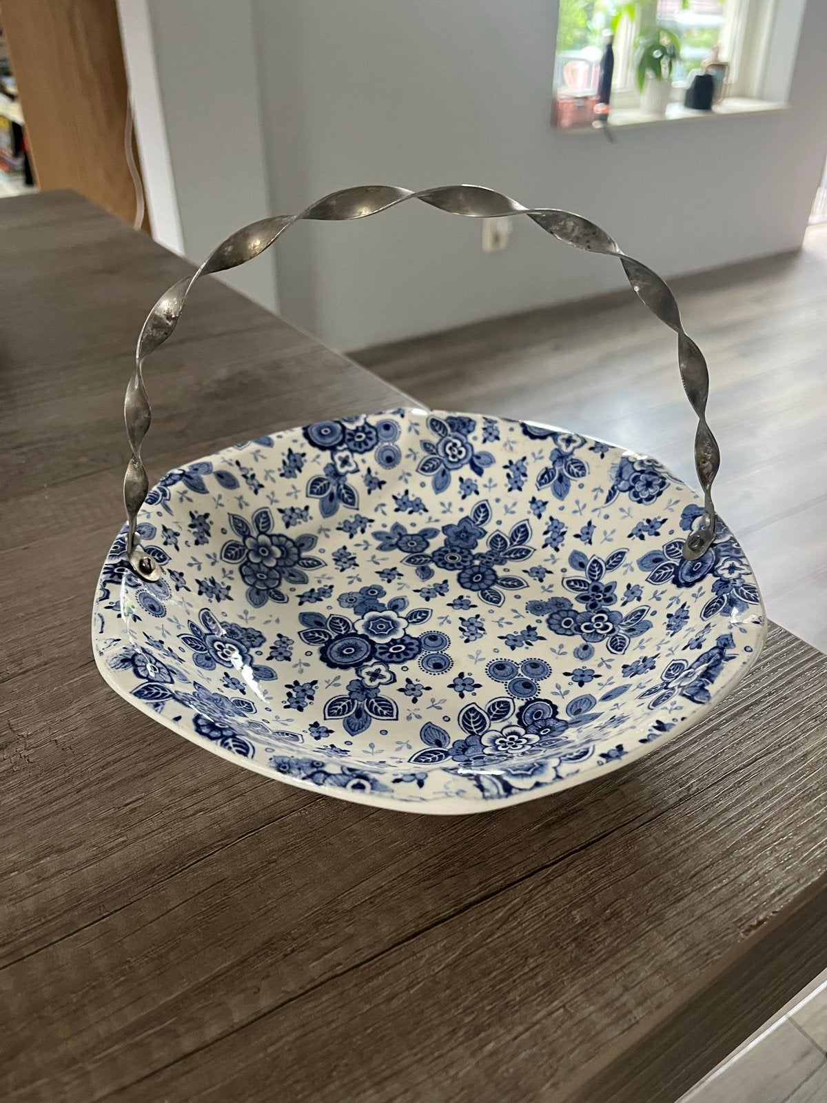 Antieke Beatrix schaal met hengsel - Societe Ceramique, Antiek en Kunst, Antiek | Schalen, Ophalen of Verzenden