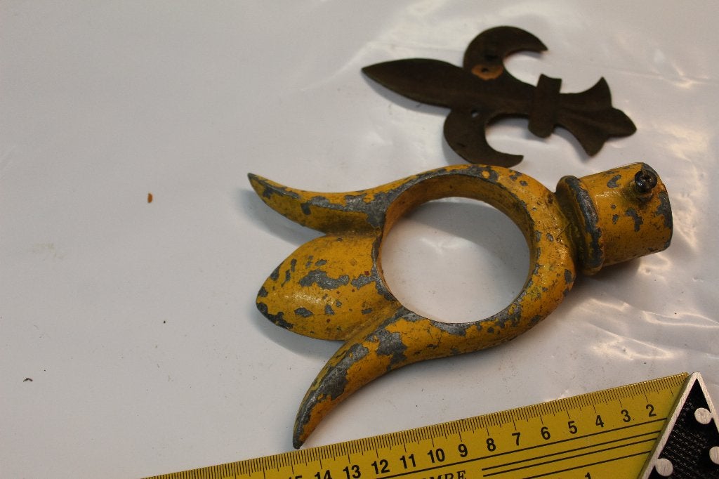 Metalen decorstukken: Fleur de Lis en vlaggenstokhouder, Ophalen of Verzenden
