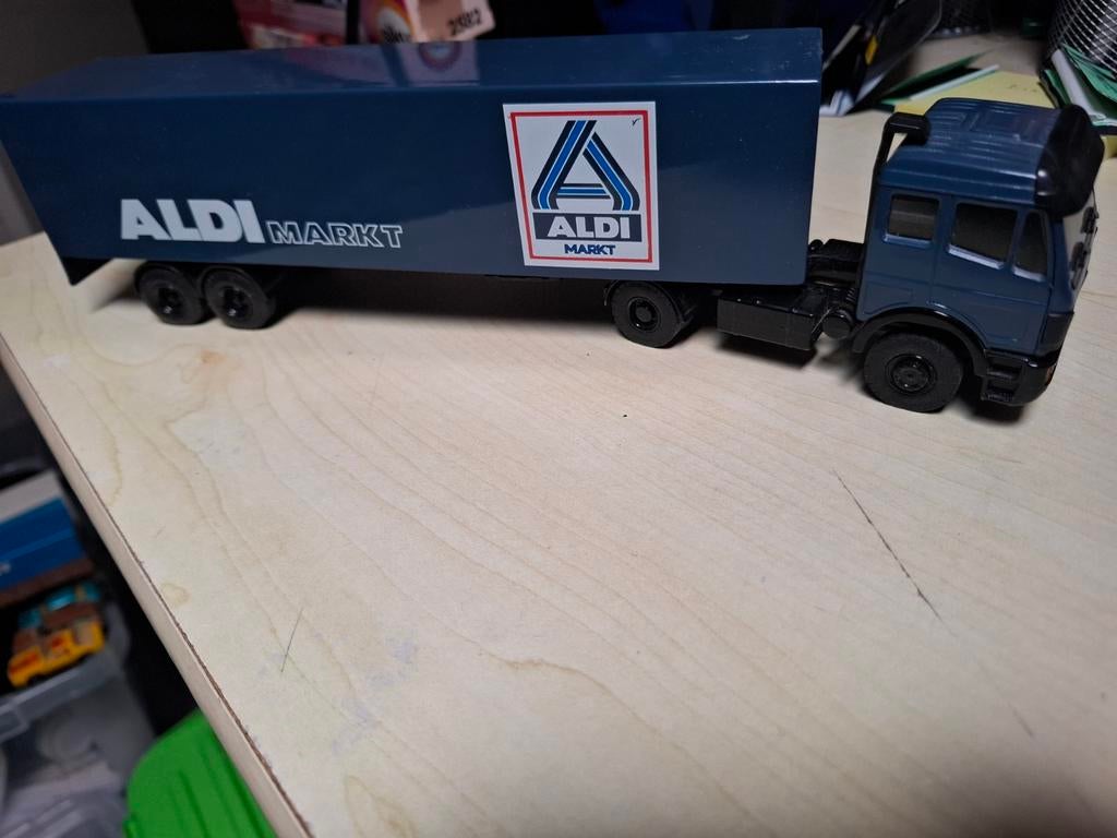 Lion car mercedes truck met trailer., Hobby en Vrije tijd, Modelauto's | 1:50, Ophalen of Verzenden, Zo goed als nieuw, Bus of Vrachtwagen