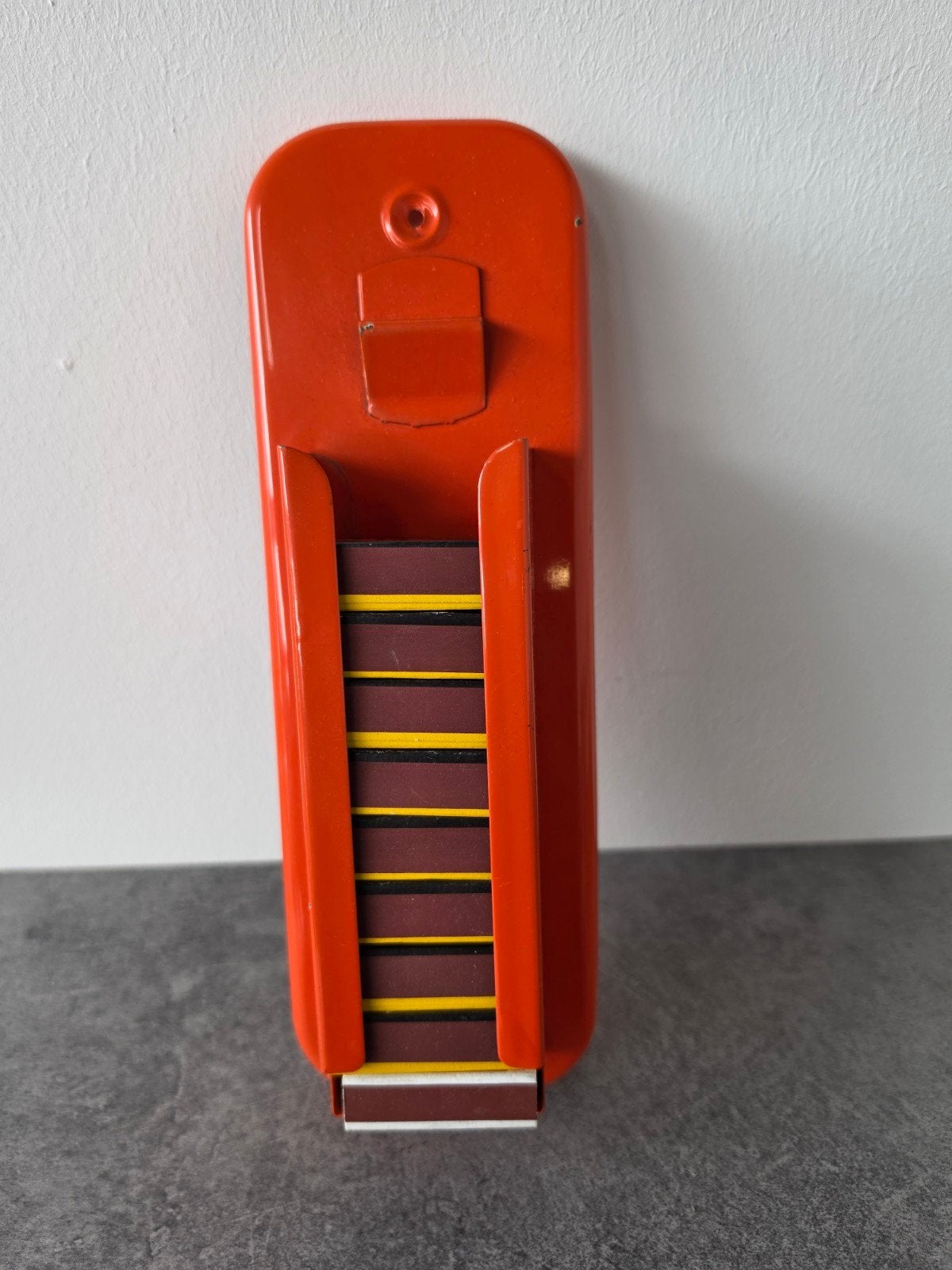 Vintage luciferdoosjes houder, oranje, wandmontage, Verzamelen, Ophalen of Verzenden, Gebruikt, Luciferdoosjes of -merken
