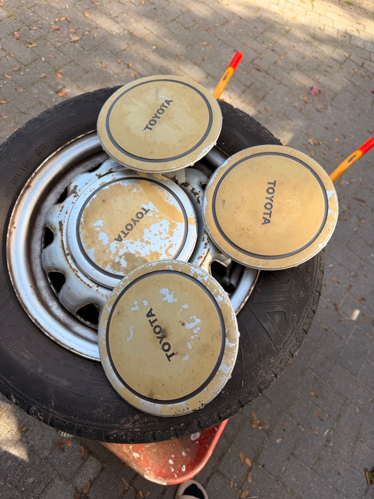 Toyota Starlet 13 inch stalen velgen met banden en kapjes, Ophalen, Gebruikt, 13 inch, Banden en Velgen
