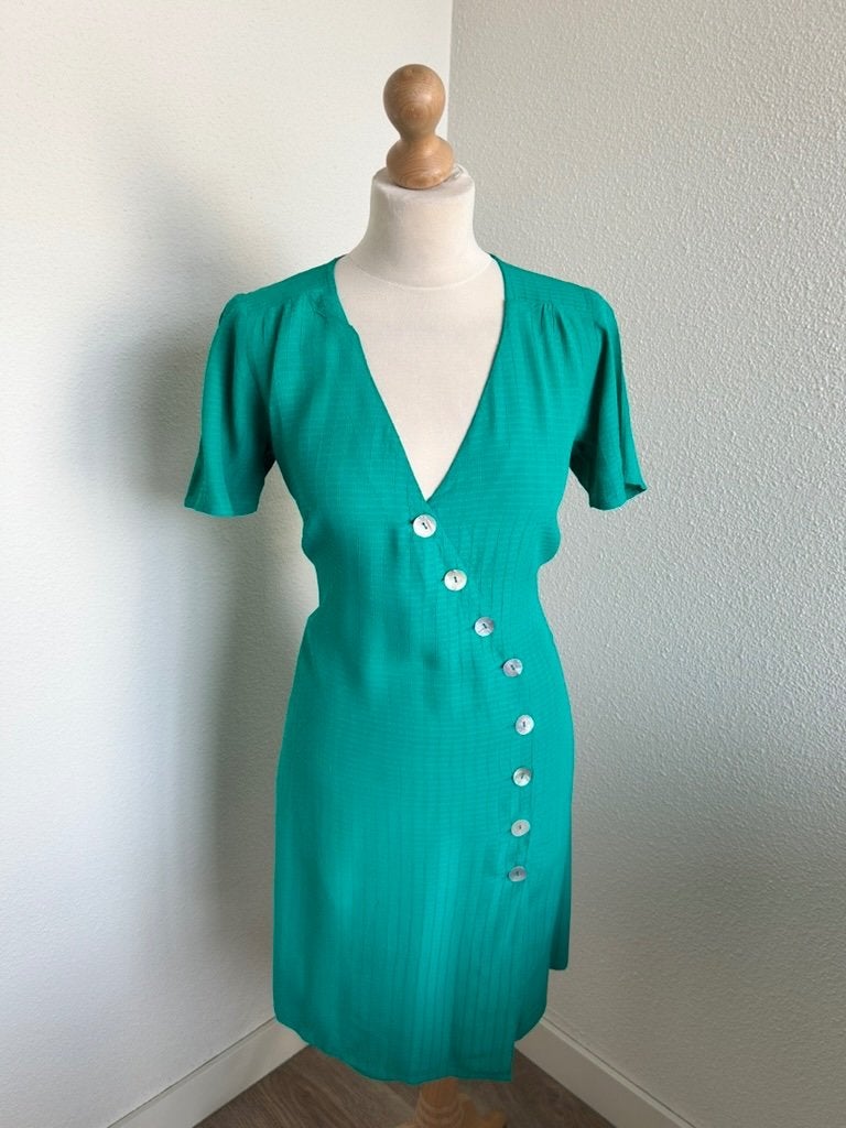 King Louie maat 40 groene knopen jurk 3151, Kleding | Dames, Jurken, Maat 38/40 (M), Ophalen of Verzenden, Zo goed als nieuw, Knielengte