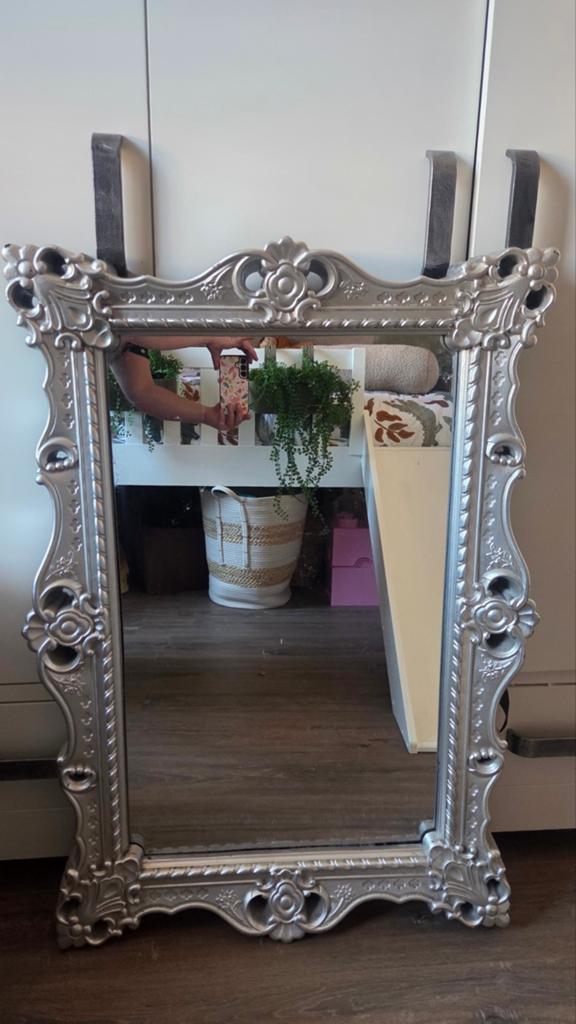 Mooie grote spiegel met zilverkleurige rand, Ophalen, Gebruikt, 100 tot 150 cm, 75 tot 100 cm