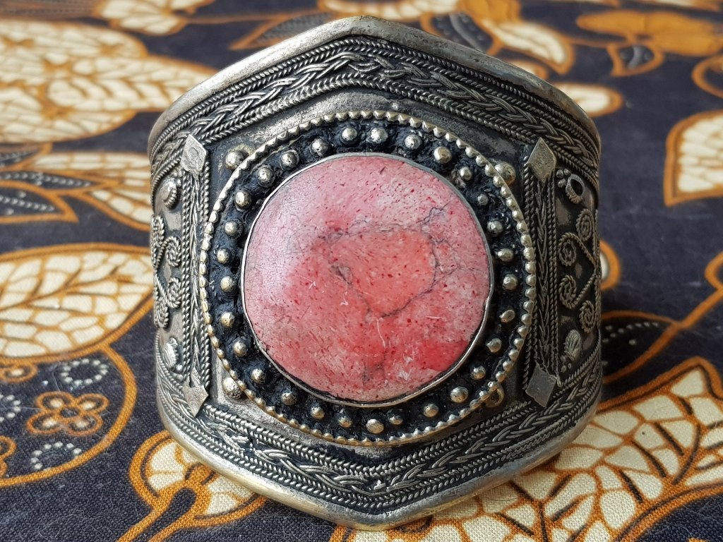 Mooie antieke armband uit Nepal van zilverbrons met steen., Antiek en Kunst, Sieraad, Handgemaakt, Ophalen of Verzenden, Meerkleurig