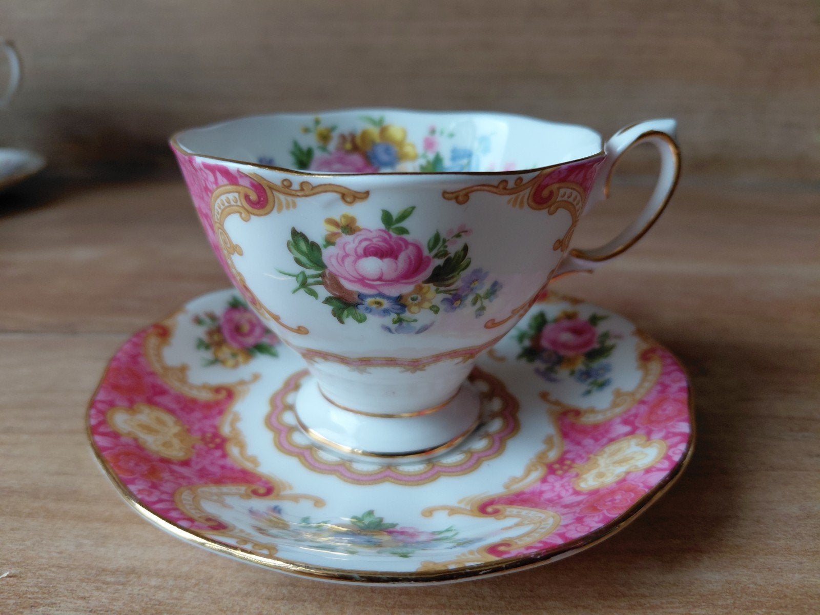 Royal Albert Lady Carlyle Theekop en Schotel, Antiek en Kunst, Ophalen of Verzenden