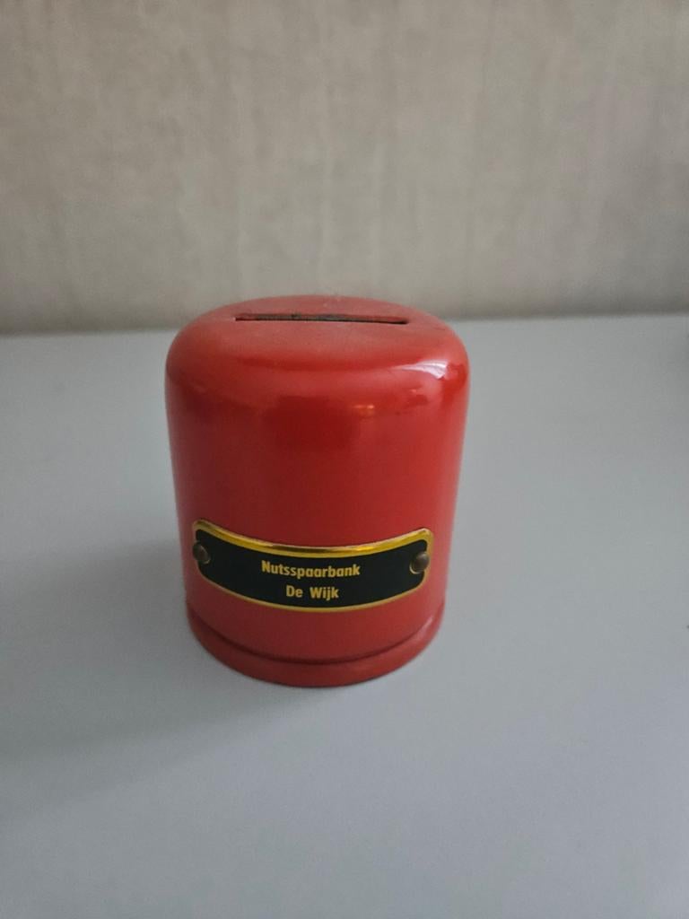 Vintage Spaarpot Nutsspaarbank De Wijk - Verzamelaar, Verzamelen, Spaarpotten, Gebruikt, Object of Gebouw, Metaal of Blik, Ophalen