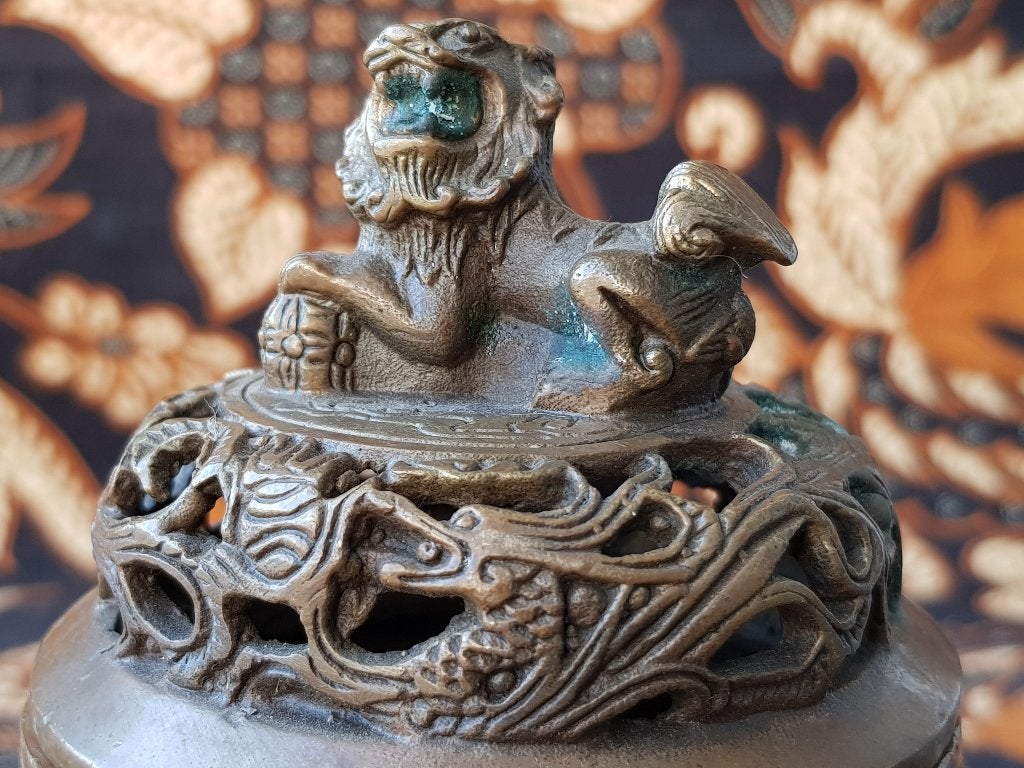 Chinese bronzen wierookbrander of koro met een Foo dog., Antiek en Kunst, Ophalen of Verzenden