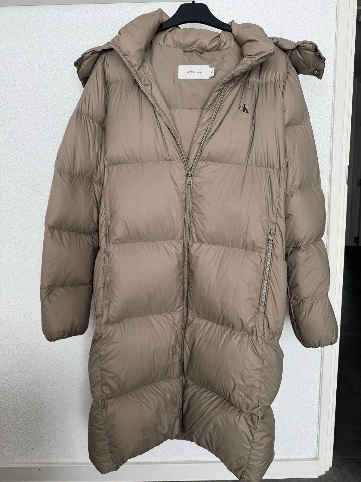 Calvin Klein lange winterjas met donsvulling - Maat XL, Ophalen, Zo goed als nieuw, Maat 46/48 (XL) of groter, Beige