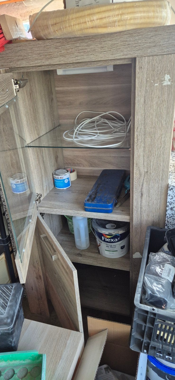 Houten vitrinekast met glazen deur en planken
