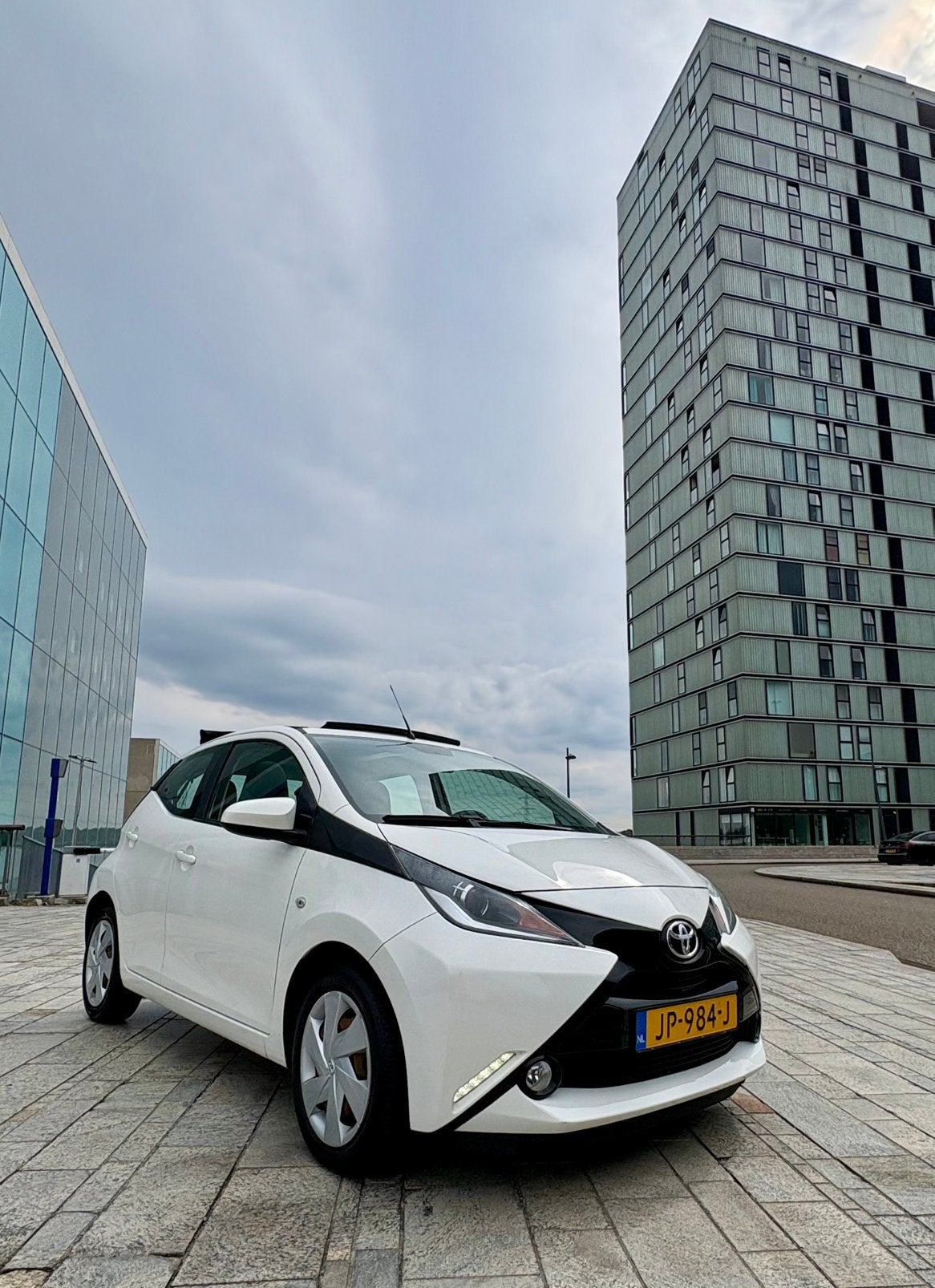 Toyota Aygo X-wave 2016, wit, nwe APK, automaat met open dak, Stof, Euro 6, Multifunctioneel stuurwiel, 4 stoelen