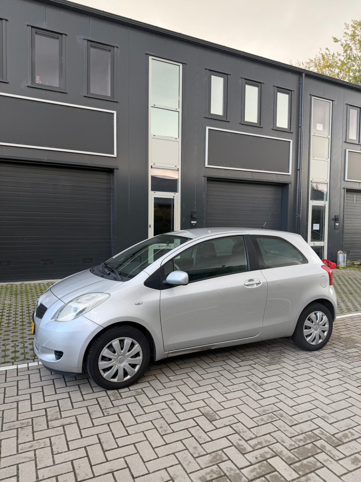 Toyota Yaris 1.3 Vvt-i 3Deurs Automaat 2007 Grijs Airco Carp, 40 €/maand, 750 kg, 4 cilinders, Origineel Nederlands