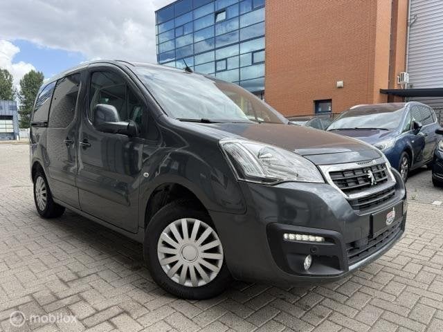 Peugeot Partner 1.2 Benzine Nieuwe Riem Trelhaak Camera CarP, Auto's, Voorwielaandrijving, Gebruikt, 1295 kg, 1199 cc