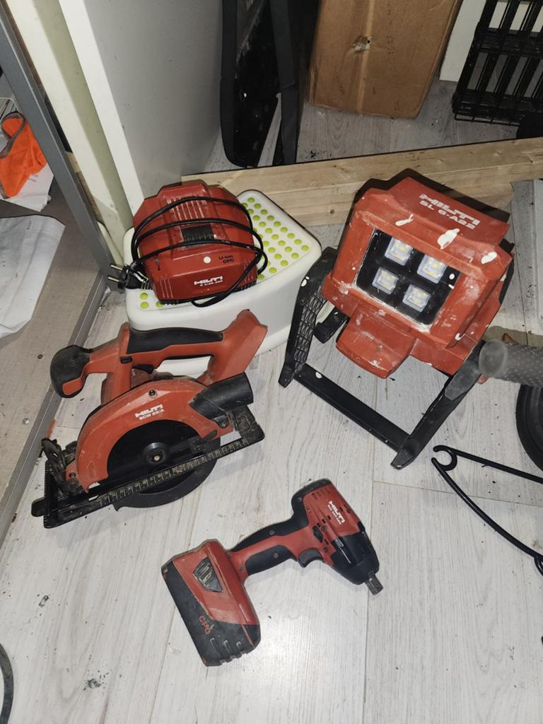 Hilti Gereedschap Set: Slagmoersleutel, Zaag, Lamp, Lader, Ophalen of Verzenden, Gebruikt