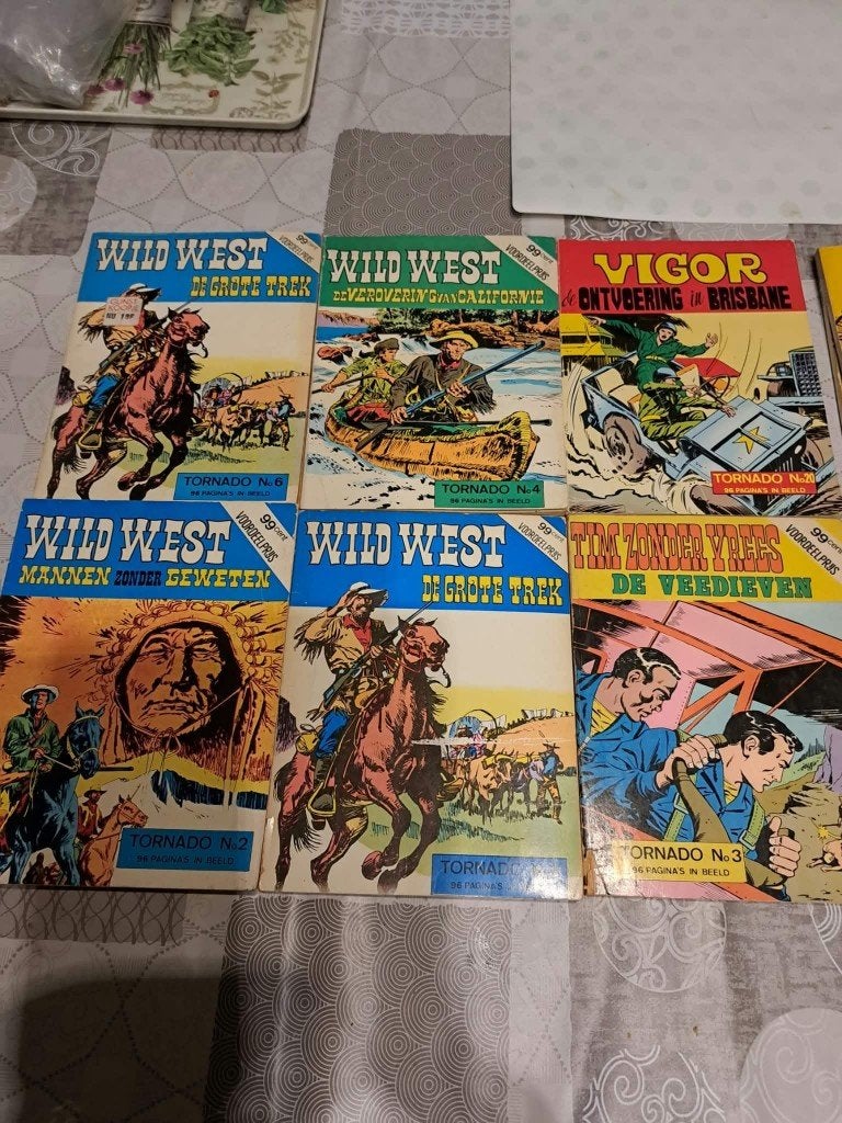 mini strip , superstrip , tornado enz enz, Boeken, Eén stripboek, Ophalen of Verzenden, Zo goed als nieuw