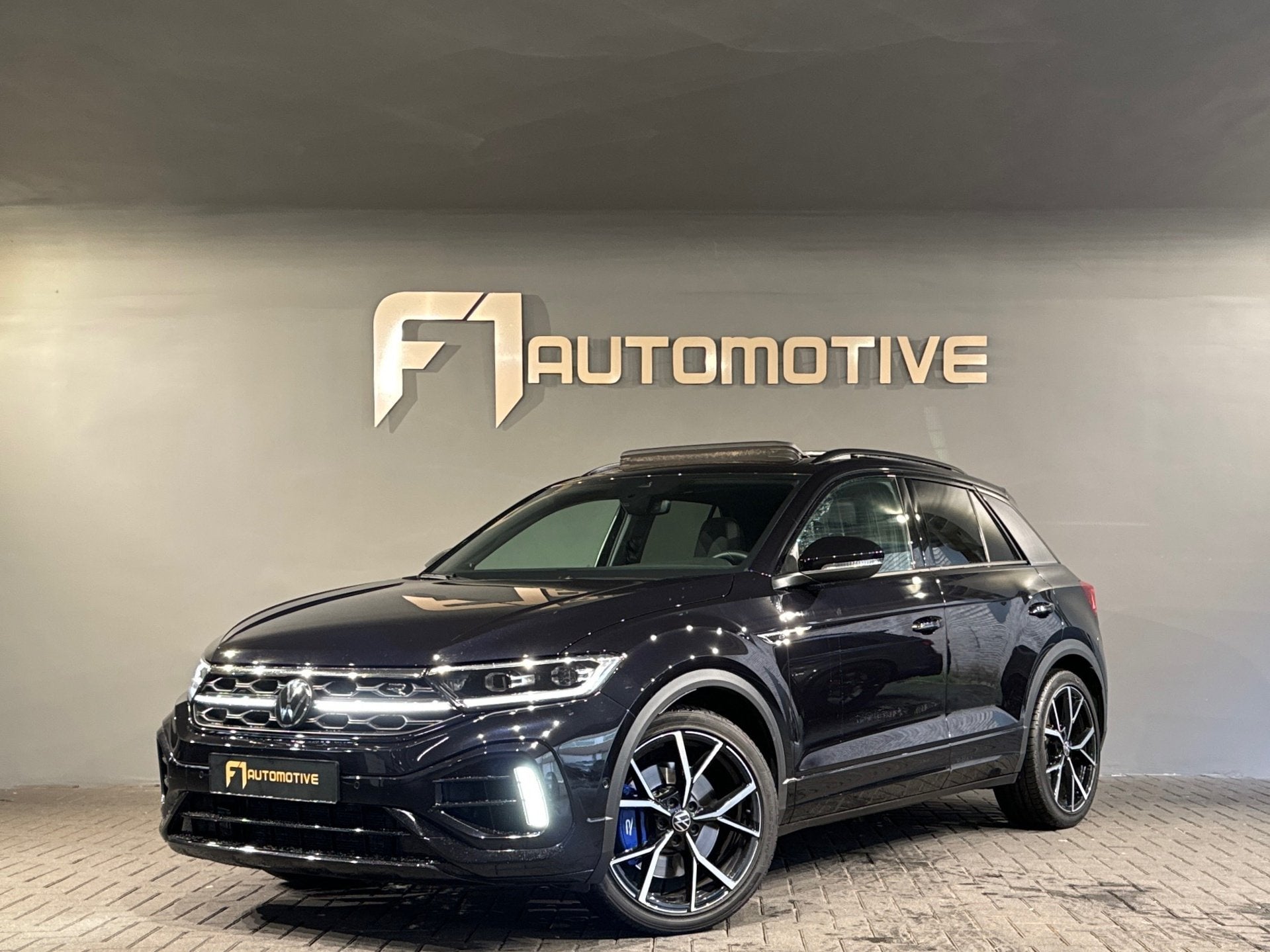 Volkswagen T-ROC R 2.0 TSI 4M Pano|Beats|Keyless|IQ|Camera, Automaat, Dealer onderhouden, Gebruikt, 4 cilinders