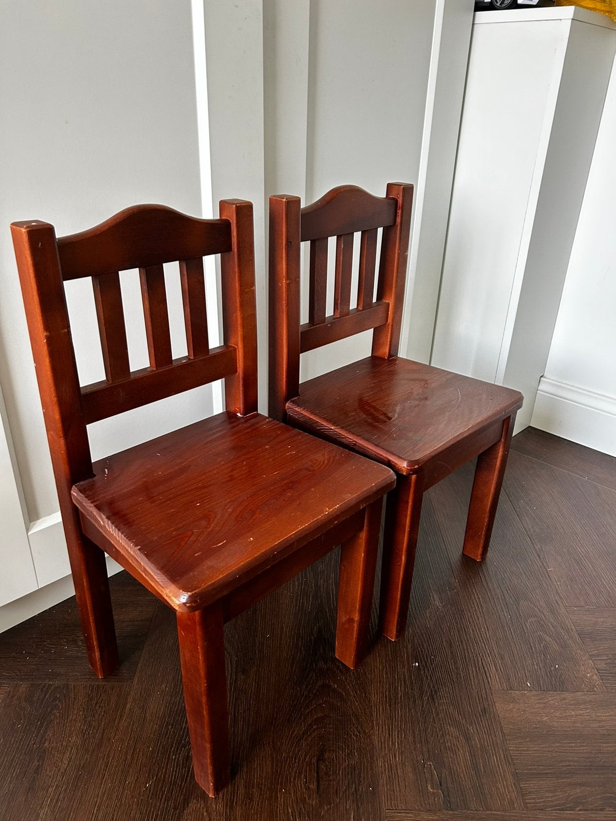 2 walnoot peuter kleuter stoelen echt hout, Kinderen en Baby's, Kinderkamer | Tafels en Stoelen, Ophalen, Stoel(en)