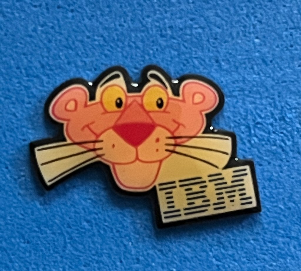 Vintage Pink Panther IBM pin - 1993 U.A. Inc., Ophalen of Verzenden, Overige figuren, Gebruikt, Beeldje of Figuurtje