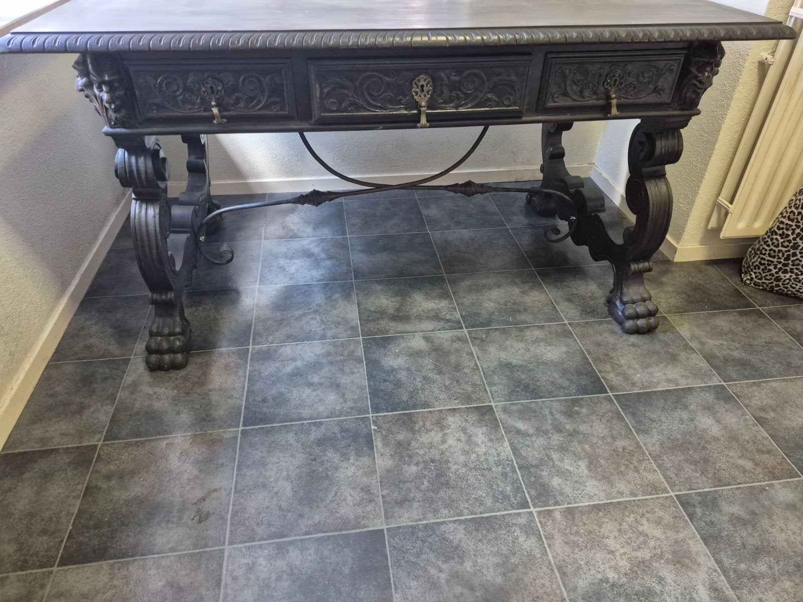 Originele antieke spaanse barok tafel/bureau walnoot., Antiek en Kunst, Ophalen