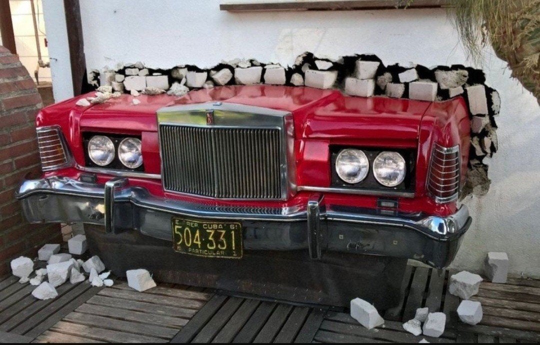Uniek kunstwerk: Lincoln Continental Mark IV 'muurcrash', Ophalen, Object, Rood, Metaal