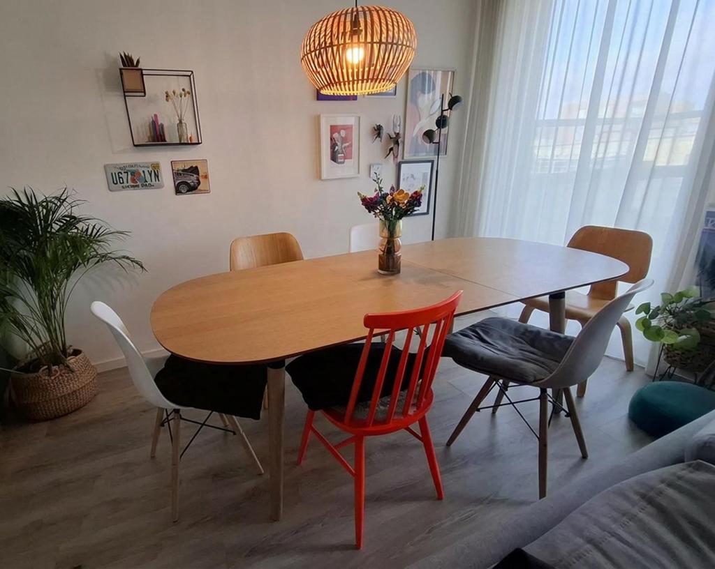 Eettafel, in grootte aanpasbaar, van Made, Ophalen, 50 tot 100 cm, Zo goed als nieuw, 150 tot 200 cm