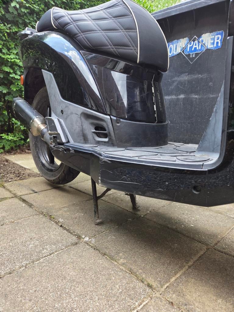Nette Kymco People S 4-takt met gebruikerssporen, Ophalen