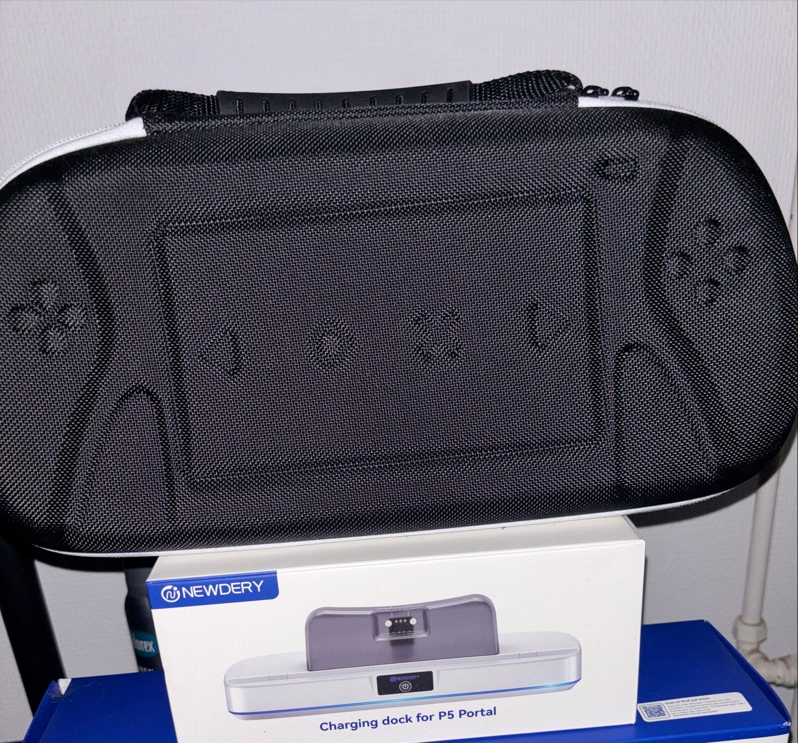 NEWDERY Oplaadstation en Draagtas voor PS5 Portal