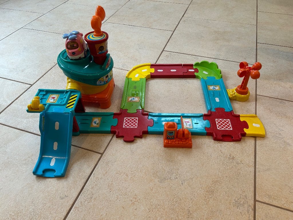 Vtech toet toet auto’s vliegveld, Ophalen of Verzenden, Zo goed als nieuw, 2 tot 4 jaar