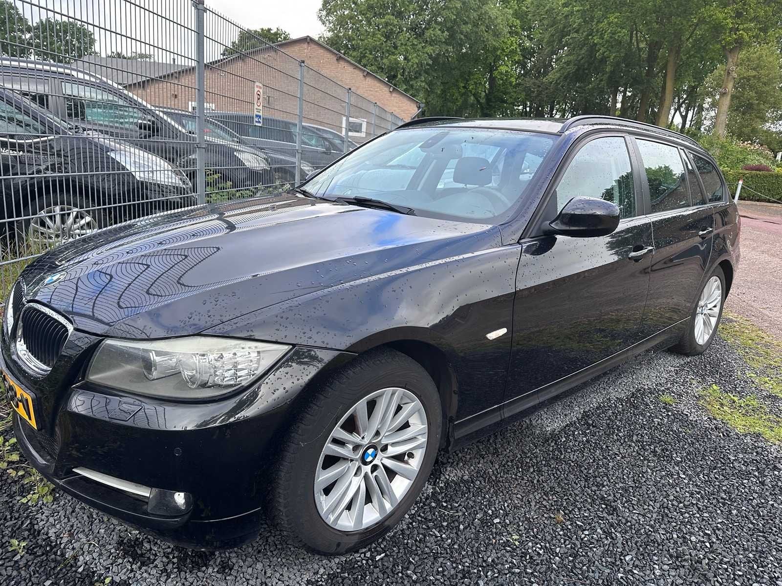 BMW - 3-serie Touring - 318i High Executive - SP-638-N- 2010, Euro 5, Achterwielaandrijving, Zwart, Handgeschakeld