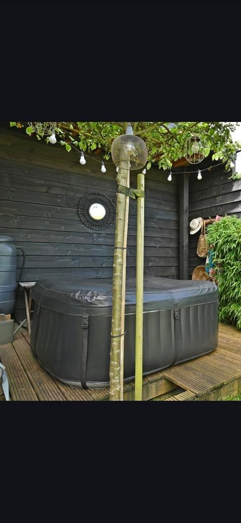 Netspa Aspen zwarte jacuzzi vierkant, Tuin en Terras, Bubbelbaden en Hottubs, Zo goed als nieuw, Opblaasbaar, Filter, Ophalen