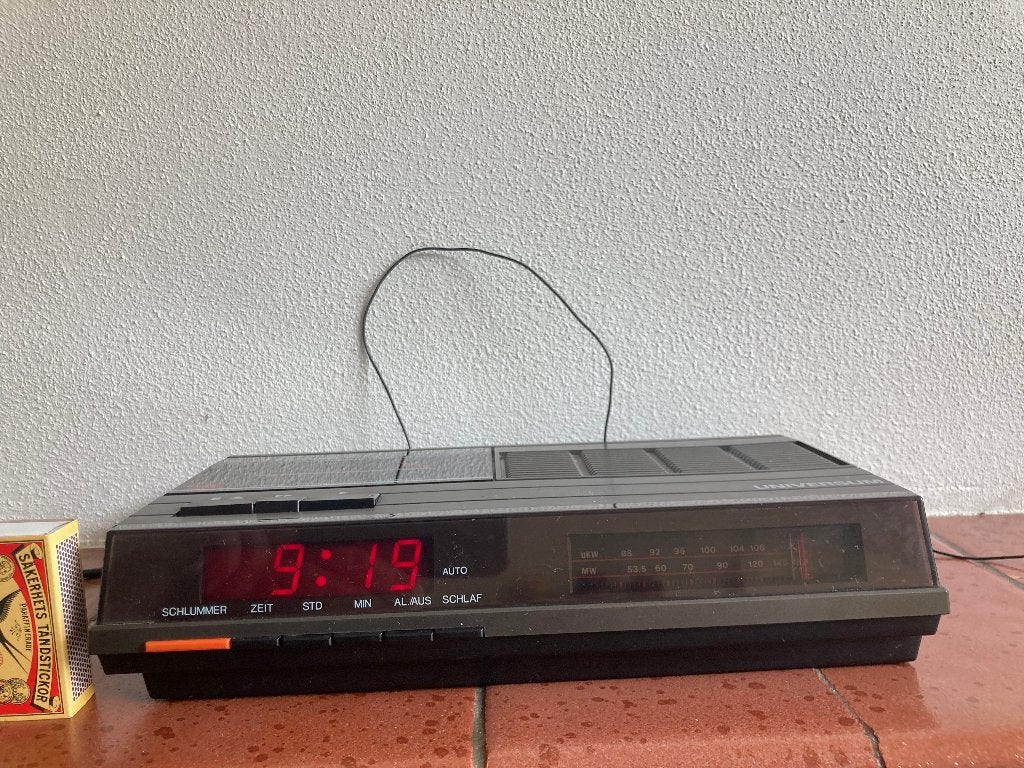 Radiowekker rode digitale cijfers met cassettebandjes speler, Witgoed en Apparatuur, Wekkers, Ophalen of Verzenden, Gebruikt, Digitaal