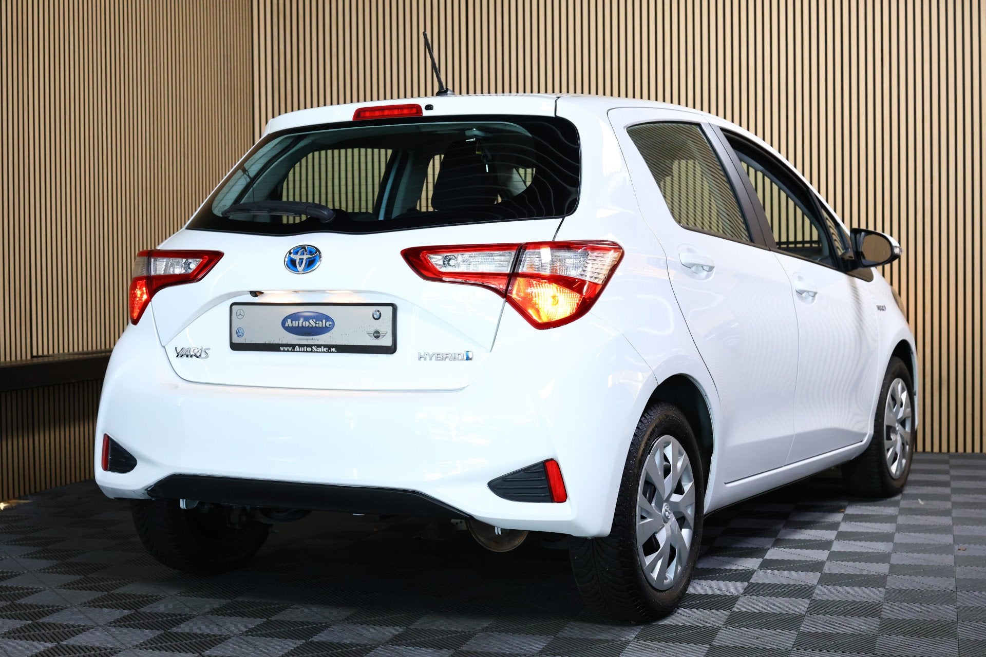 Toyota Yaris 1.5 Hybrid Executive LUXE bekleding A.CAMERA BT, Gebruikt, Zwart, 4 cilinders, Wit