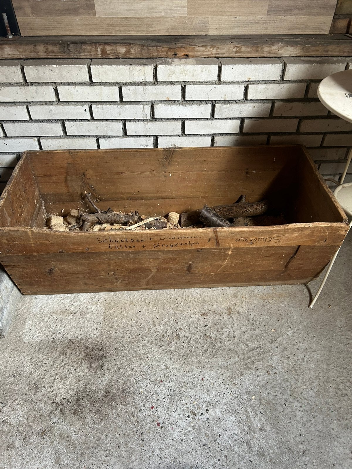 Voederbak antiek grenen, Ophalen
