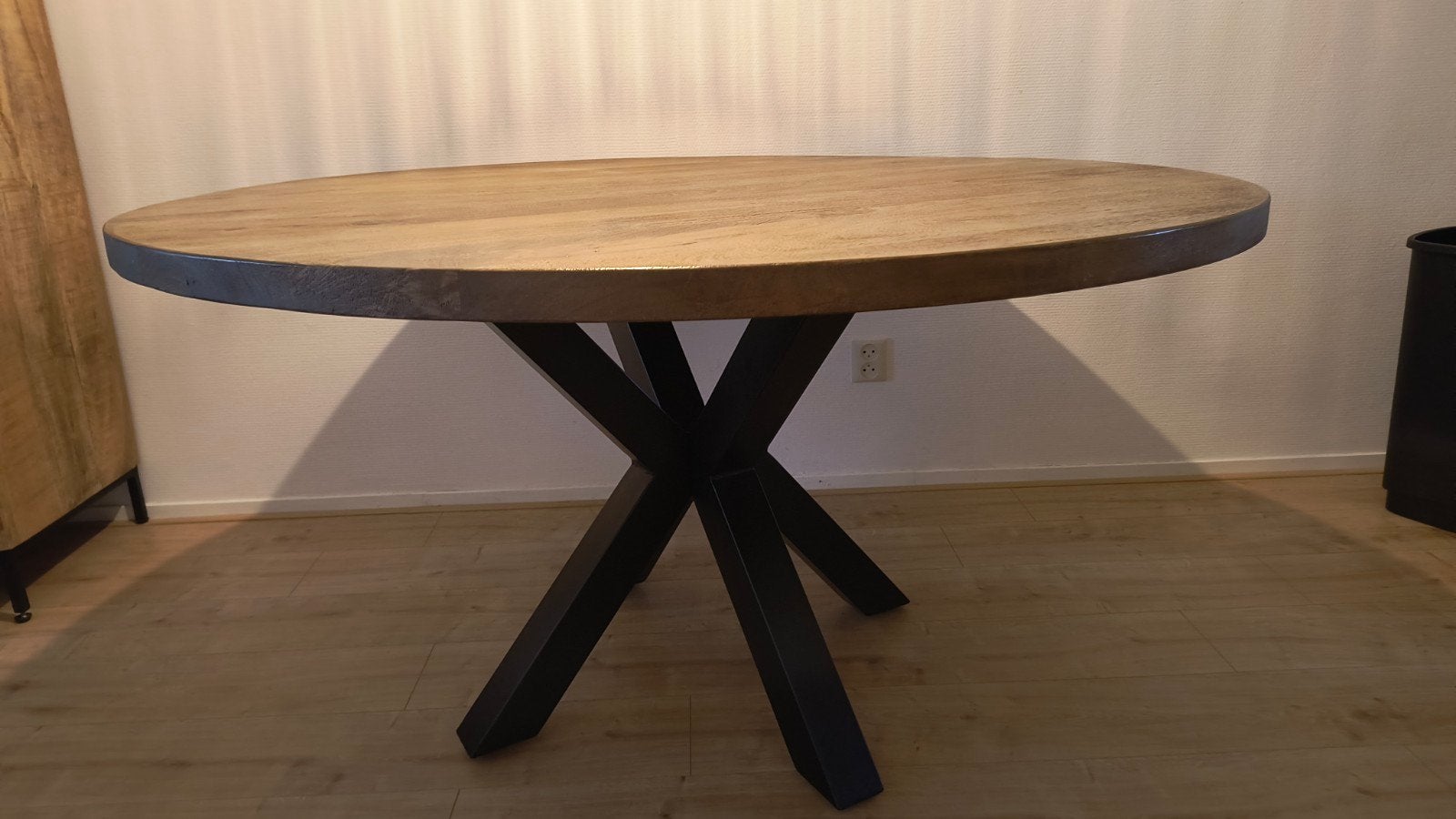 Ronde eettafel 140 cm van mangohout met zwart metalen onders