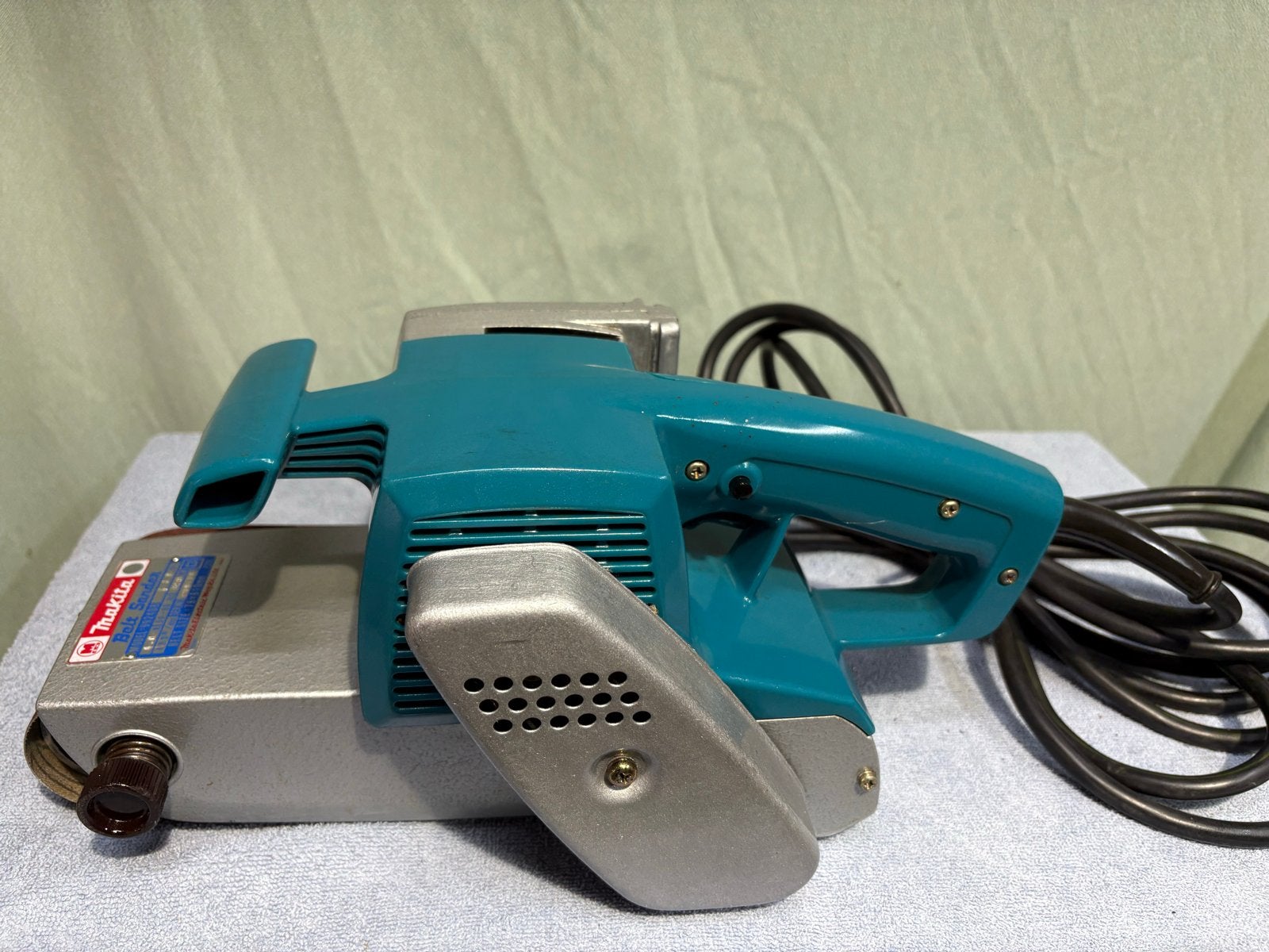 Makita Bandschuurmachine 9924DB met 5 meter snoer, Ophalen of Verzenden, Gebruikt, 600 tot 1200 watt, Bandschuurmachine