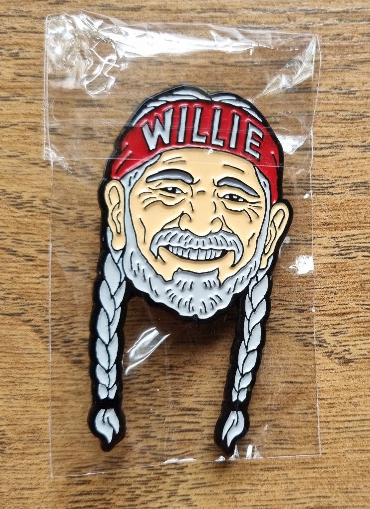 Willie Nelson pin afm 6,5 x 3,5 cm. Nieuw geseald., Ophalen of Verzenden, Nieuw