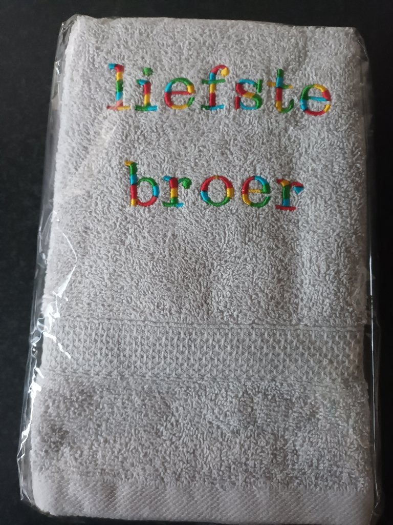 Nieuw geborduurde licht grijs handdoek liefste broer regenbo, Ophalen of Verzenden, Nieuw, Grijs, Handdoek