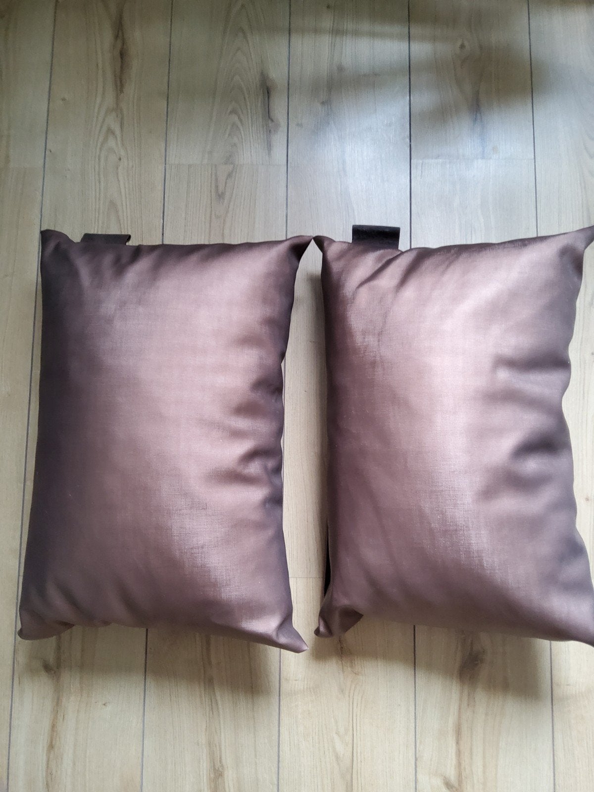2x bronskleurige buiten kussens KMCT outdoor., Ophalen