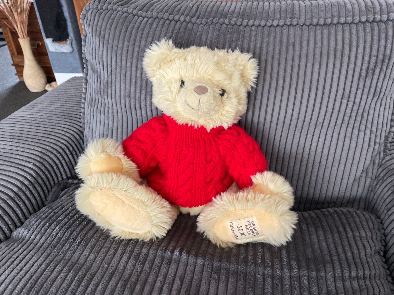 Giorgio beverly hills 2000 collectors bear met rode trui, Ophalen of Verzenden, Zo goed als nieuw, Stoffen beer, Overige merken